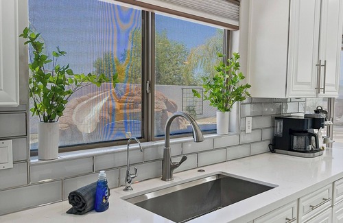 Queenland Manor Casa | 3 King Rooms, Sleeps 12 Heated Pool, Waterslide Paradise!