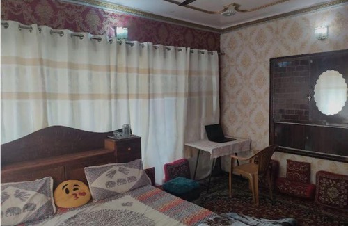 Srinagar Casa | 3 KMS TO DAL LAKE 2BR IN A RESIDENTIAL HOME