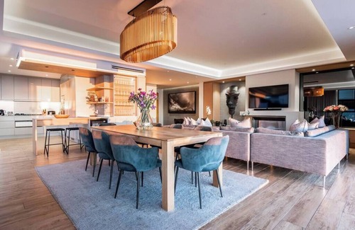 Camps Bay Villa | 3 Levels Villa with 2 Pools - 200m from the beach