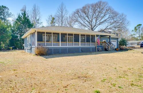 Hampstead Casa | 3 Mi to Beach Home with Fire Pit in Hampstead!