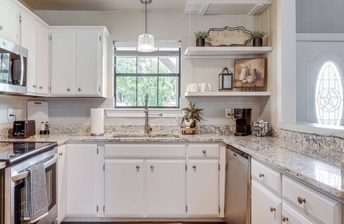 Boerne Casa | 3 Mi to Boerne Lake: Getaway w/ Deck & Yard!