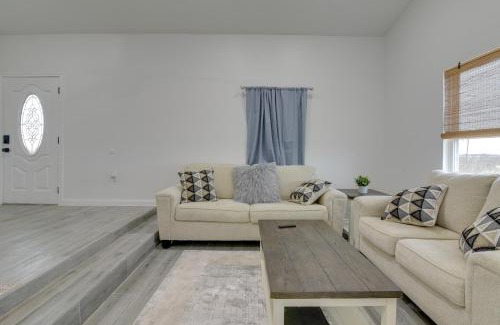 Galveston Apartamento | 3 Mi to Bolivar Beach Quiet Condo with Balcony