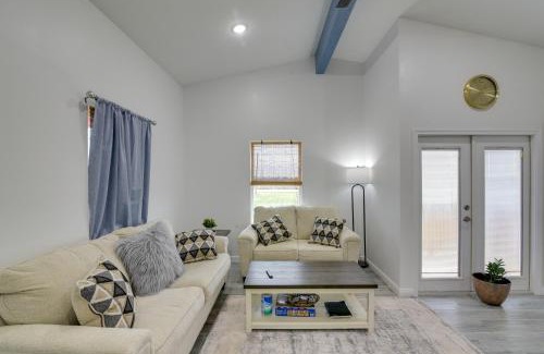 Galveston Apartamento | 3 Mi to Bolivar Beach Quiet Condo with Balcony