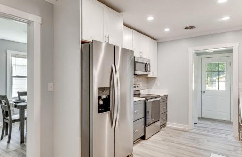 Jacksonville Casa | 3 Mi to Camp Lejeune Home with Fire Pit and Grill!