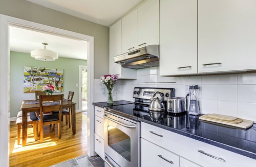 Marshfield Hills Casa | 3 Mi to Cape Cod Bay: Marshfield Home w/ Balcony!