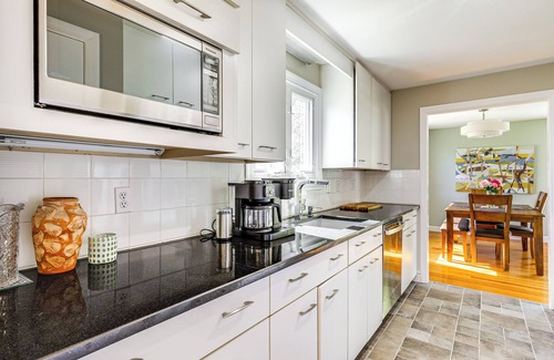 Marshfield Hills Casa | 3 Mi to Cape Cod Bay: Marshfield Home w/ Balcony!