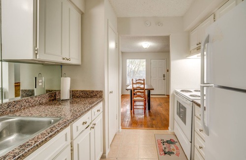 Greenland Hills Condominio | 3 Mi to Downtown Dallas: Condo w/ Pool Access!