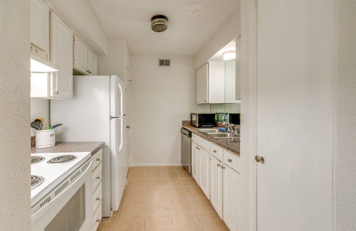 Greenland Hills Condominio | 3 Mi to Downtown Dallas: Condo w/ Pool Access!