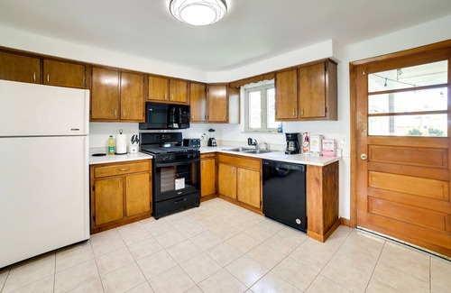 Pittsburgh Casa | 3 Mi to Downtown: Pittsburgh Home w/ Balcony!