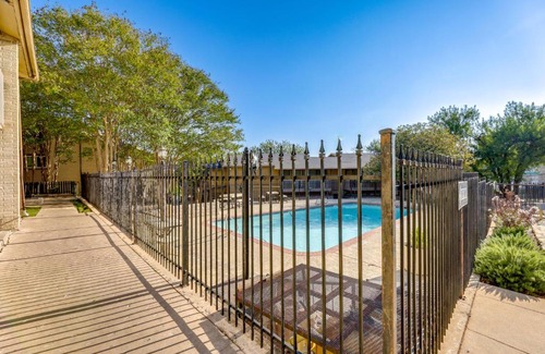 Riverside Apartamento | 3 Mi to Dtwn Austin Pet-Friendly Condo with Pool