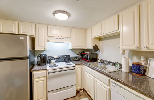 Riverside Apartamento | 3 Mi to Dtwn Austin: Pet-Friendly Condo w/ Pool