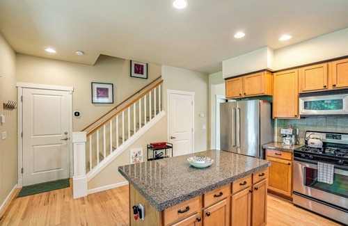 Bothell Casa | 3 Mi to Dtwn Bothell: Quaint Family Home w/ Patio