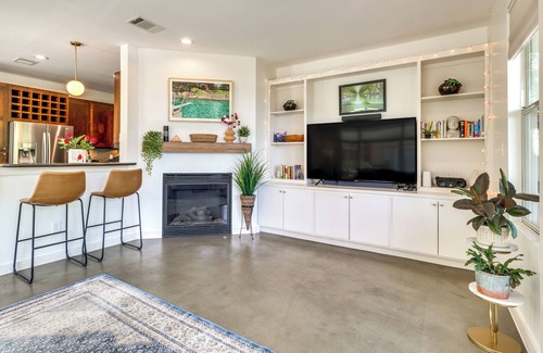 Galindo Casa | 3 Mi to Dtwn: Centrally Located Austin Townhome
