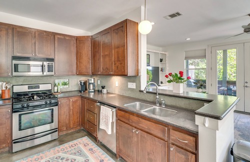 Galindo Casa | 3 Mi to Dtwn: Centrally Located Austin Townhome