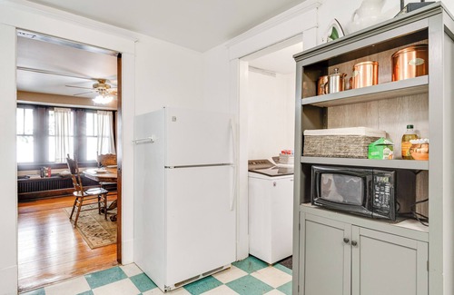 Windsor Park Apartamento | 3 Mi to Dtwn Indy: 20th-century Apt w/Fenced Yard