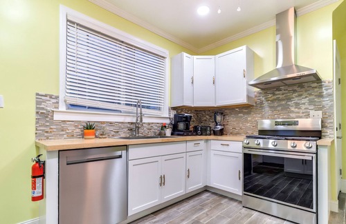 Detroit Casa | 3 Mi to Ford Field: Detroit Home w/ Decks!