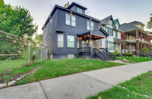 Detroit Casa | 3 Mi to Ford Field Detroit Home with Decks!