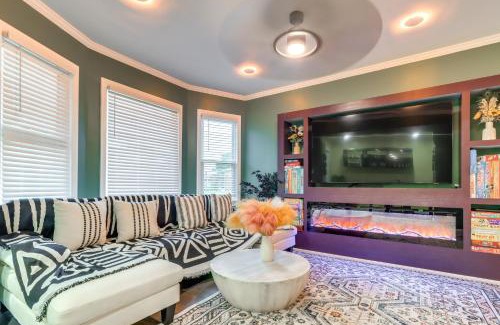 Detroit Casa | 3 Mi to Ford Field Detroit Home with Decks!