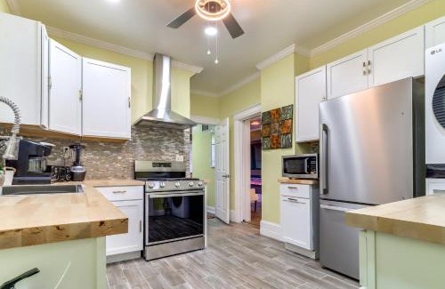 Detroit Casa | 3 Mi to Ford Field Detroit Home with Decks!