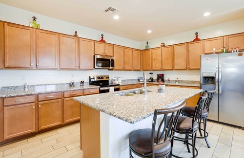 Canyon Trails West Casa | ¡NUEVO! Desert Den w / Oasis, 3mi to Goodyear Ballpark!