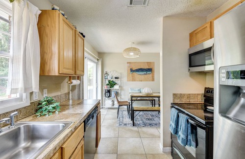 Fort Walton Beach Cabaña | < 3 Mi to Gulf: Family-friendly Retreat w/ Yard!