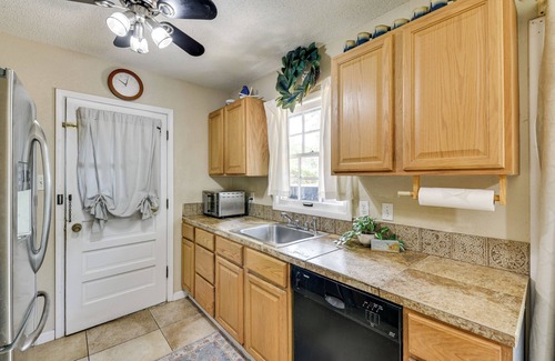 Fort Walton Beach Cabaña | < 3 Mi to Gulf: Family-friendly Retreat w/ Yard!