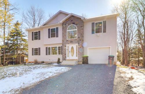 Pocono Summit Casa | 3 Mi to Kalahari Pocono Summit Home with Pool Table