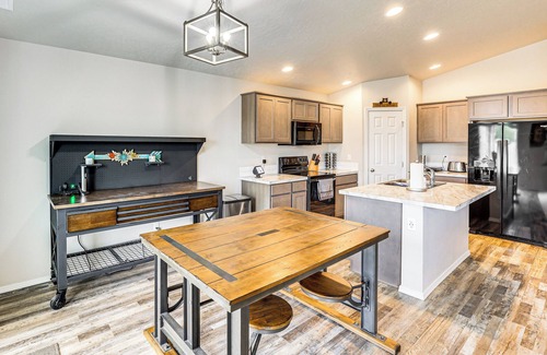 Caldwell Casa | 3 Mi to Lake Lowell: Caldwell Home w/ Yard & Grill