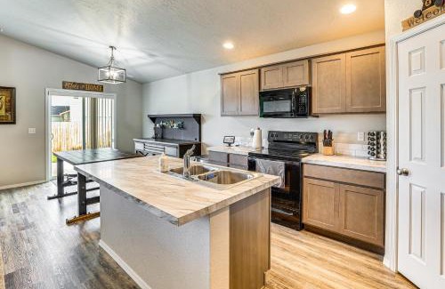 Caldwell Casa | 3 Mi to Lake Lowell Caldwell Home with Yard and Grill