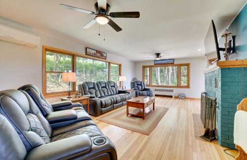 Onalaska Casa | 3 Mi to Lake Onalaska Quaint Home with Prairie View