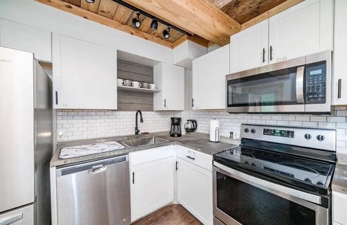 Windsor Hills Cabina | 3 mi to Liberty, Close to Dtown w/Secluded Feel
