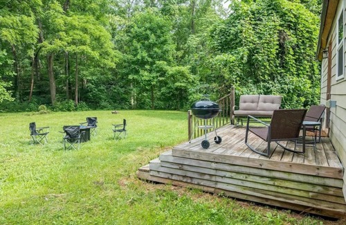 Windsor Hills Cabina | 3 mi to Liberty, Close to Dtown w/Secluded Feel