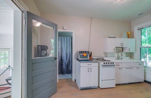 Lynchburg Apartamento | 3 Mi to Liberty U: Apt w/ Full Kitchen & King Bed!