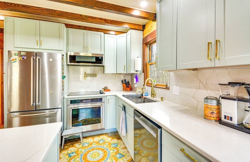 Galax Cabina | 3 Mi to Main St Galax: BBQ-Ready Home w/ Fire Pit!