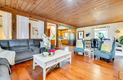 Marietta Casa | 3 Mi to Marietta Square Hot Tub Haven with 2 Patios