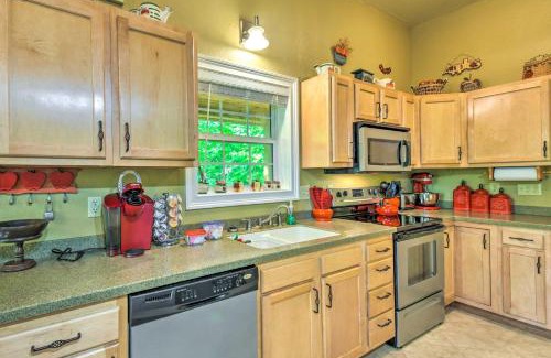 Hayesville Casa | 3 Mi to Museums Smoky Mountains Cabin with Deck