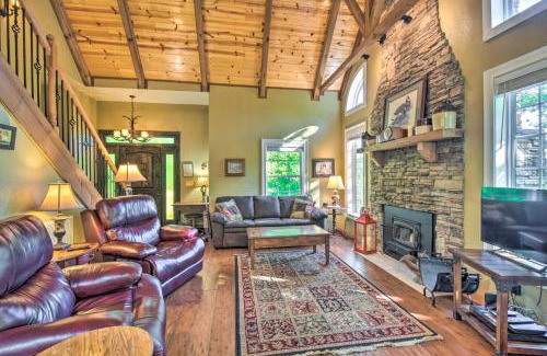Hayesville Casa | 3 Mi to Museums Smoky Mountains Cabin with Deck