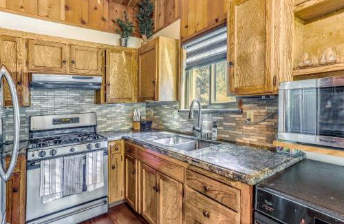 Sierra Cedars Casa | 3 Mi to Shaver Lake Cozy Bears Hideaway Cabin!