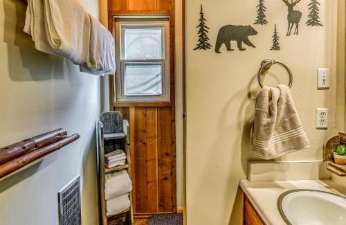 Sierra Cedars Casa | 3 Mi to Shaver Lake Cozy Bears Hideaway Cabin!