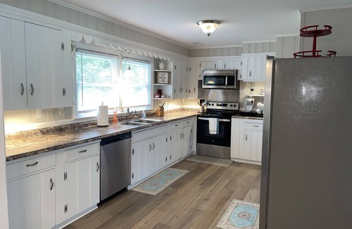 Hampstead Casa | 3 mi to Topsail Island, Large fenced in backyard. Bring your boat!