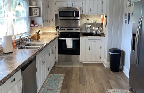 Hampstead Casa | 3 mi to Topsail Island, Large fenced in backyard. Bring your boat!