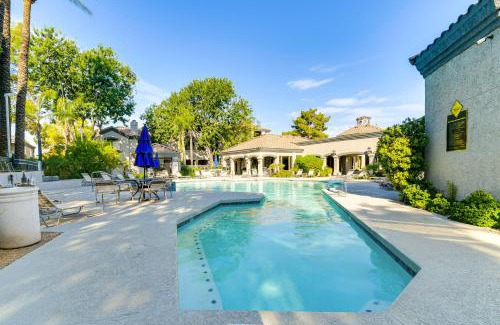 North Scottsdale Apartamento | 3 Mi to TPC Chic Condo with Pool Access and Grills