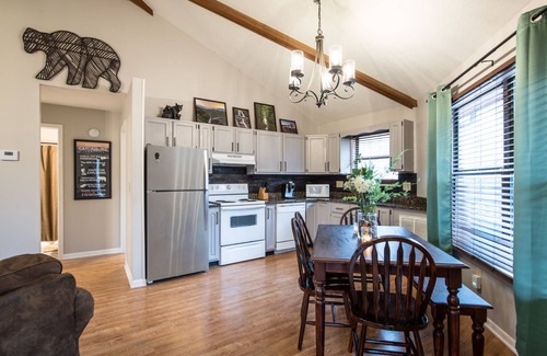 Gatlinburg - Pigeon Forge Chalet De Esquí | 3 Miles to Downtown Gorgeous 2BR Cabin w/ HOT TUB