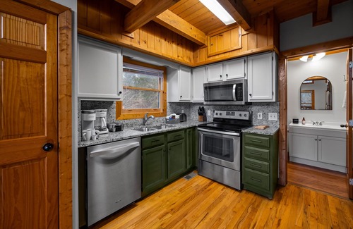 Sevierville Cabina | 5 minutos PKWY / Vistas al bosque / Acceso EZ / Bañera de hidromasaje / piscina