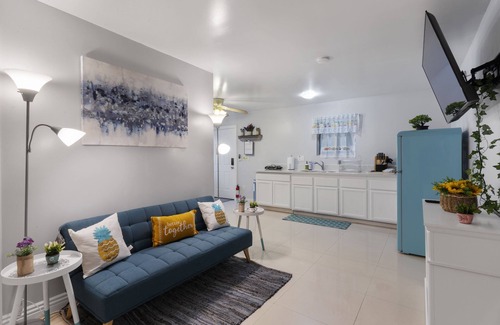 Las Vegas Casa | 3 miles to the strip 1 BR 1 bath with private entry/yard In-Law house. Peaceful