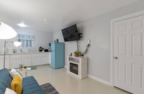 Las Vegas Casa | 3 miles to the strip 1 BR 1 bath with private entry/yard In-Law house. Peaceful