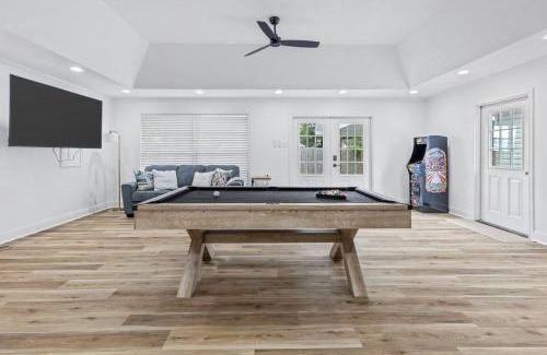 Prien Casa | 3 Min to Casino with Pool and Hot Tub