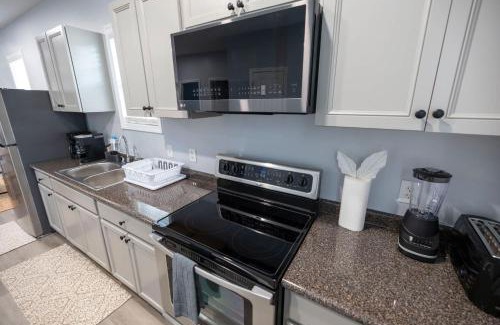 Burlington Casa | 3 Min to Downtown - 10 Min to Elon - Smart TVs