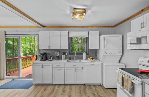 Pocono Lake Cabina | 3 min walk to beach, TV, AC, Firepit, Wi-Fi
