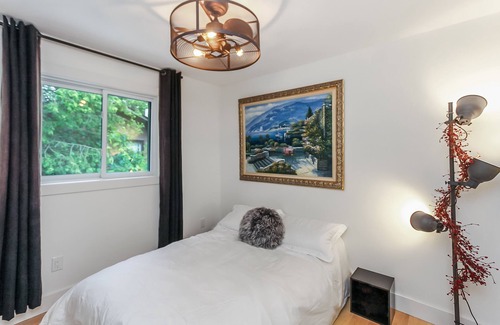 Wasaga Beach Cabaña | *3 MINUTE WALK* to best beach in Wasaga! Romantic private treed cottage getaway!